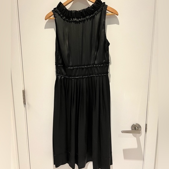 🖤 Gorgeous cocktail dress with unique neckline and flattering shape - Picture 4 of 6